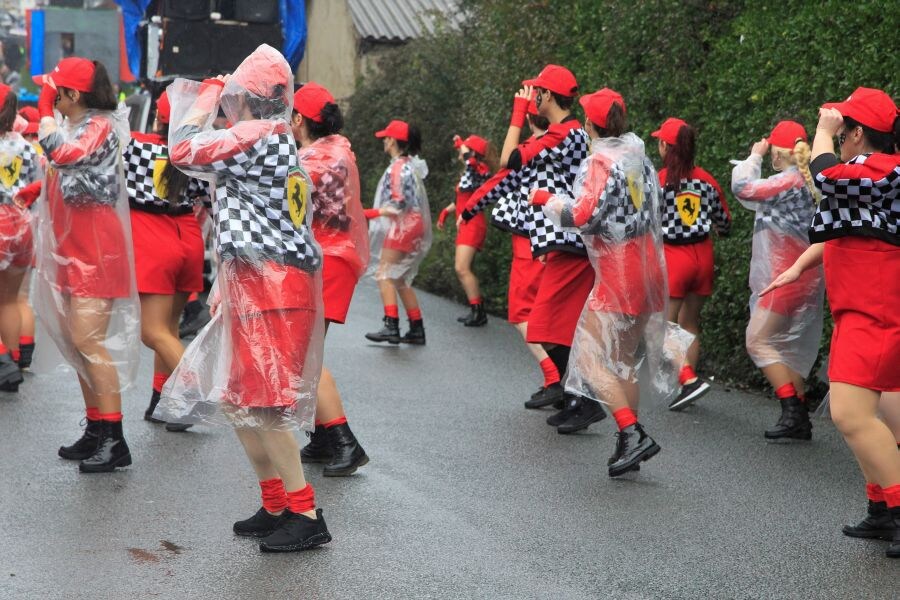 La lluvia y el frío no han impedido el desfile que ha llevado el color hasta las calles de Altza. 