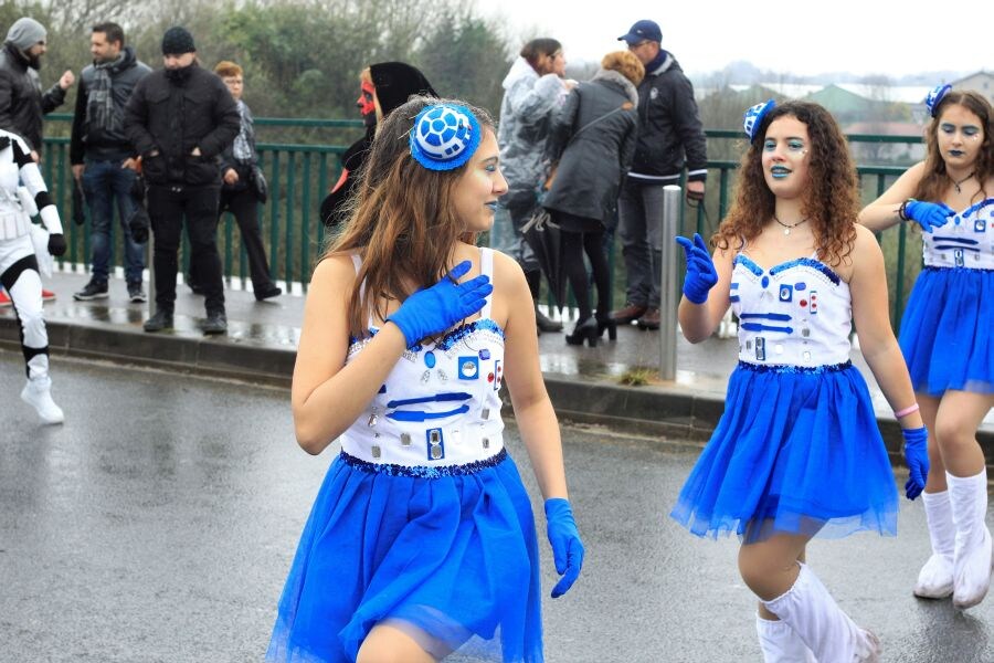 La lluvia y el frío no han impedido el desfile que ha llevado el color hasta las calles de Altza. 