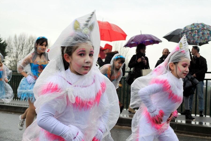 La lluvia y el frío no han impedido el desfile que ha llevado el color hasta las calles de Altza. 