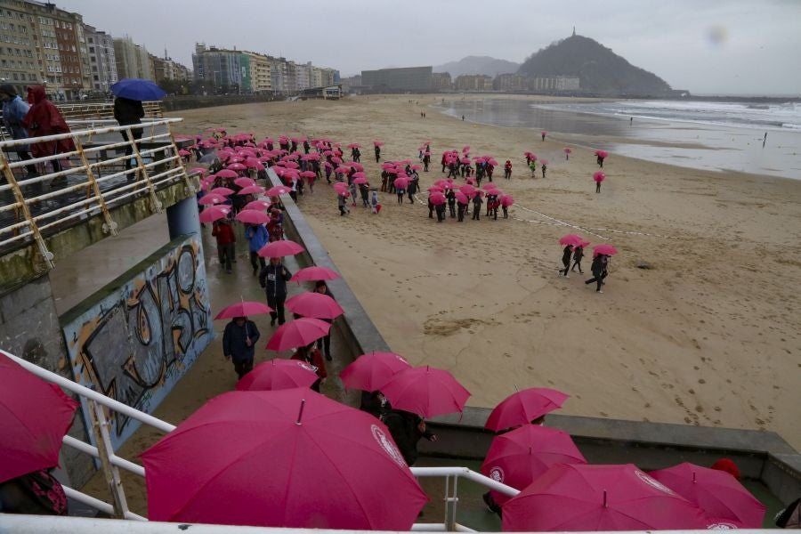 Alrededor de 600 personas han participado hoy en la VI Marcha Nórdica organizada por Aspanogi, la Asociación de Familiares de Niños con Cáncer de Gipuzkoa