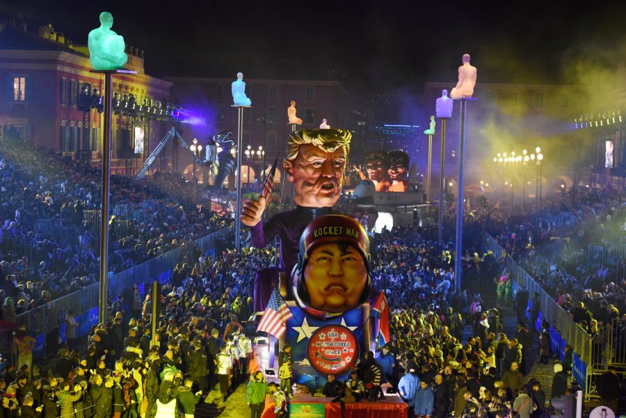 Las carrozas más coloridas y originales participan en el desfile de carrozas de Niza. Este año, la ciudad dedicó un especial interés a los políticos internacionales como Donald Trump, Theresa May y Kim Jong Un.