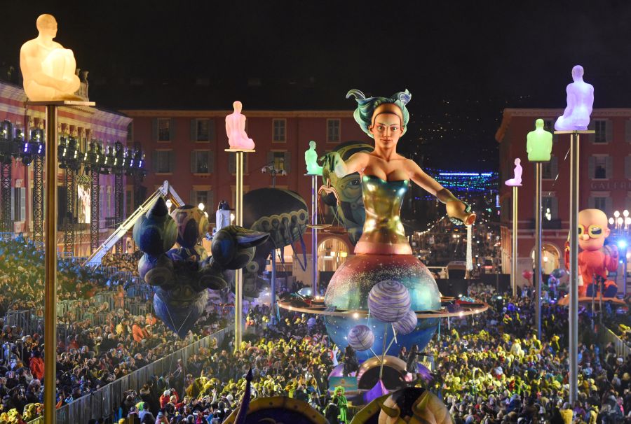 Las carrozas más coloridas y originales participan en el desfile de carrozas de Niza. Este año, la ciudad dedicó un especial interés a los políticos internacionales como Donald Trump, Theresa May y Kim Jong Un.