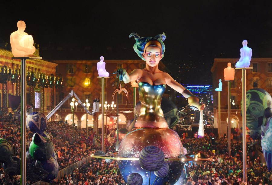 Las carrozas más coloridas y originales participan en el desfile de carrozas de Niza. Este año, la ciudad dedicó un especial interés a los políticos internacionales como Donald Trump, Theresa May y Kim Jong Un.