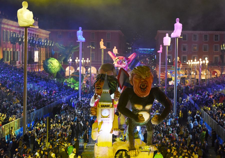 Las carrozas más coloridas y originales participan en el desfile de carrozas de Niza. Este año, la ciudad dedicó un especial interés a los políticos internacionales como Donald Trump, Theresa May y Kim Jong Un.