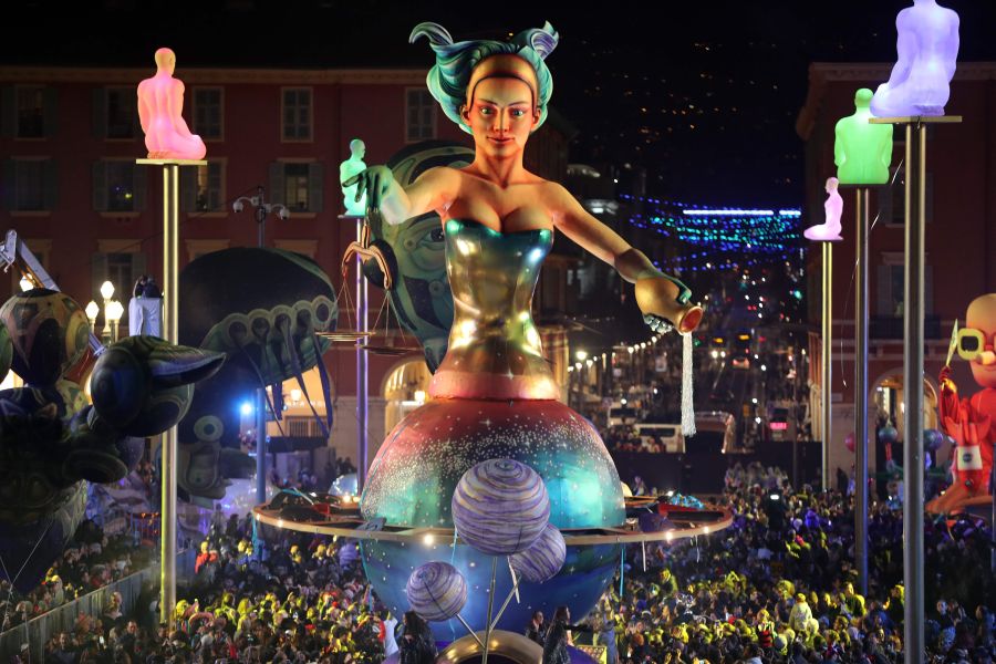 Las carrozas más coloridas y originales participan en el desfile de carrozas de Niza. Este año, la ciudad dedicó un especial interés a los políticos internacionales como Donald Trump, Theresa May y Kim Jong Un.