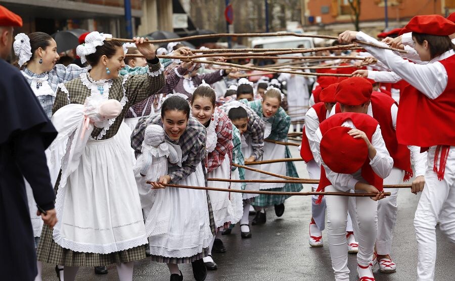 En el desfile, lleno de colorido y animación en el que no ha faltado la lluvia, han destacado los personajes vestidos con los trajes costumbristas