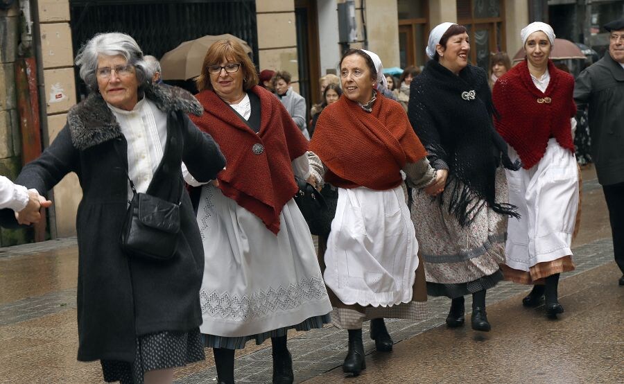 En el desfile, lleno de colorido y animación en el que no ha faltado la lluvia, han destacado los personajes vestidos con los trajes costumbristas