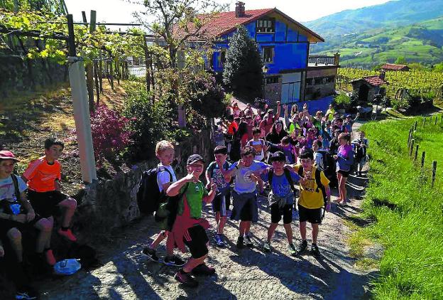 Tiempo de diversión. El programa de Atxutxiamaika y la Ludoteca incluye varias actividades al aire libre.