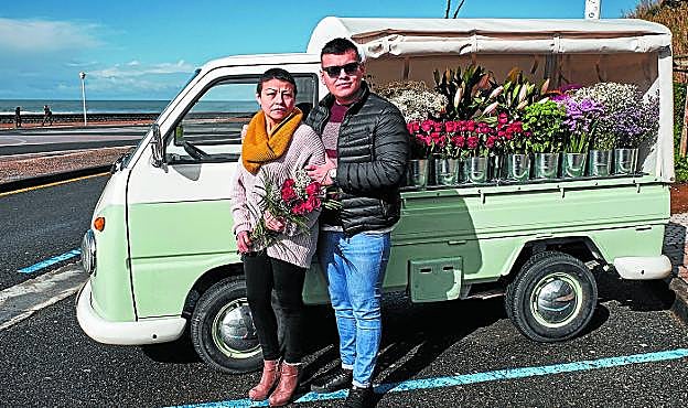 Tan cerca del mar oliendo a rosas, paniculatas y helechos. Pilar y Juan junto a su magnífica Volkswagen T1 matrícula CS7502AH. 
