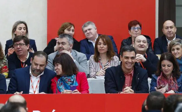 l secretario general del PSOE, Pedro Sánchez (2d), junto a la presidenta, Cristina Narbona (2i); el secretario de Organización, José Luis Ábalos (i), y la vicesecretaria general, Adriana Lastra (d), durante la reunión del Comité Federal del partido que se celebra en Aranjuez (Madrid). EFE/ Paco Campos