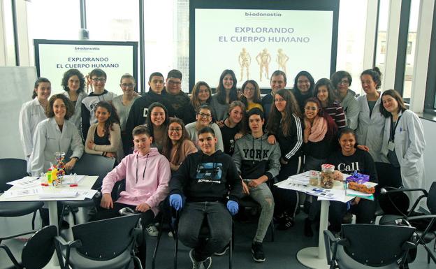 Alumnos de La Anunciata Ikastetxea junto a las investigadoras de Biodonostia.