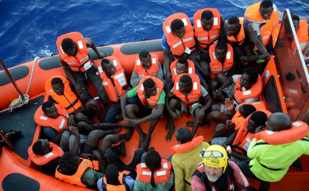 Iñigo Gutiérrez, durante el rescate en el Mediterraneo Central de un bote de goma con un grupo de personas subsaharianas a bordo. 