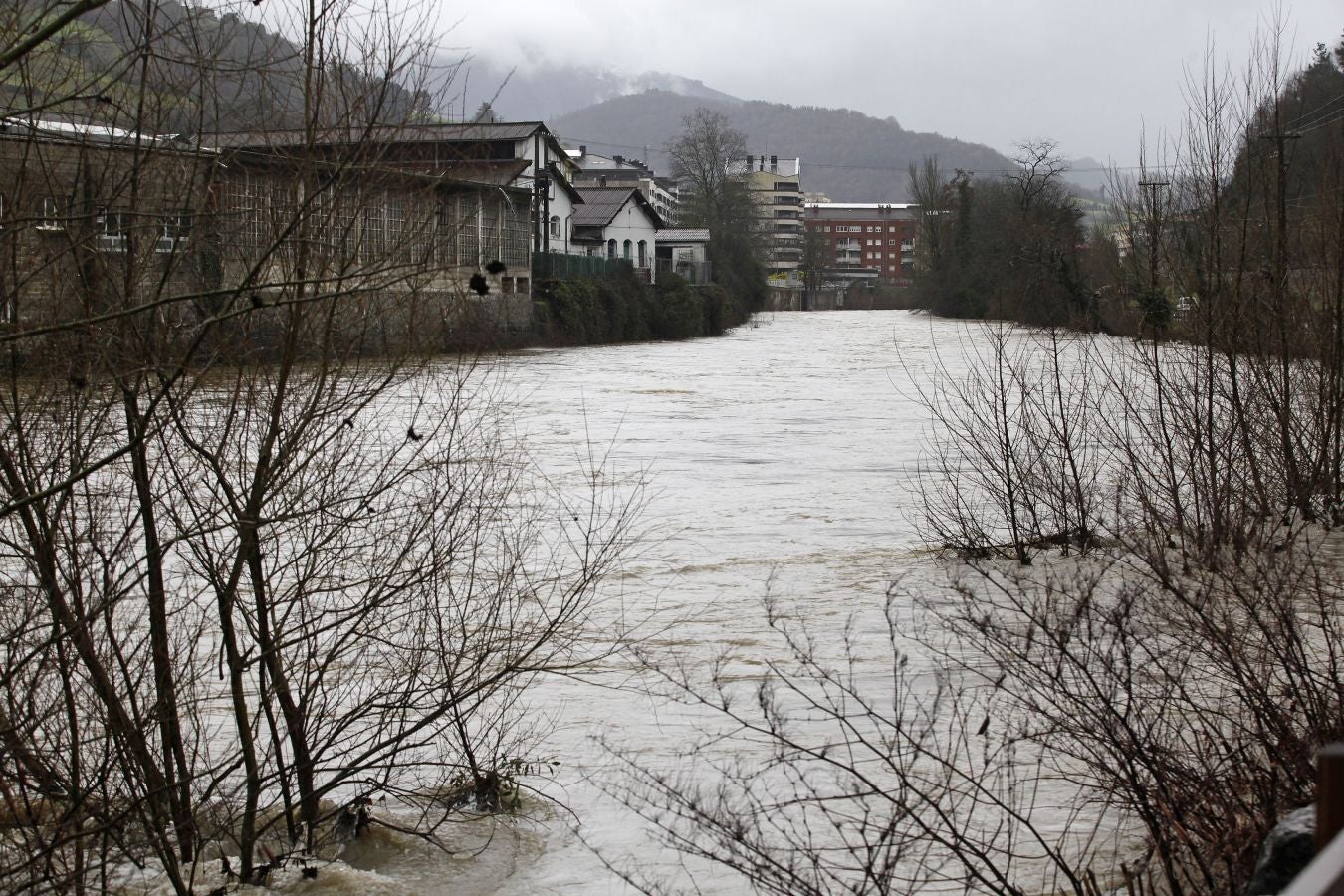 Inundaciones puntuales de los ríos guipuzcoanos tras las intensas lluvias de los últimos días. 