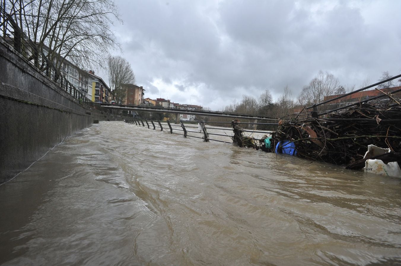 Inundaciones puntuales de los ríos guipuzcoanos tras las intensas lluvias de los últimos días. 