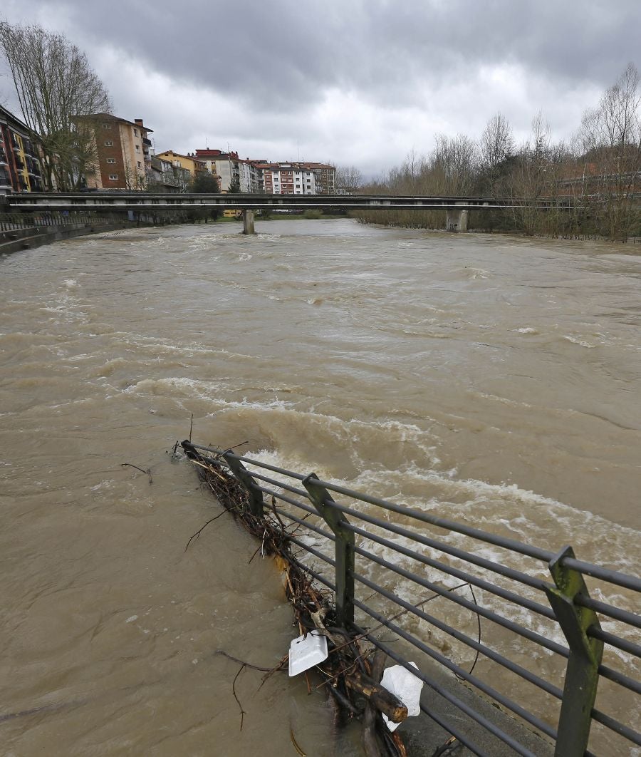 Inundaciones puntuales de los ríos guipuzcoanos tras las intensas lluvias de los últimos días. 