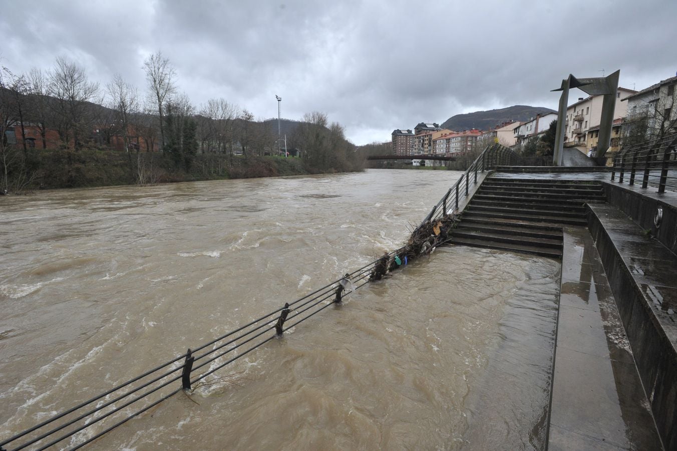 Inundaciones puntuales de los ríos guipuzcoanos tras las intensas lluvias de los últimos días. 