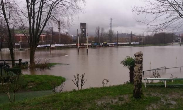 El Urumea se ha desbordado a la altura de Hernani y ha inundado el campo de rugby. 