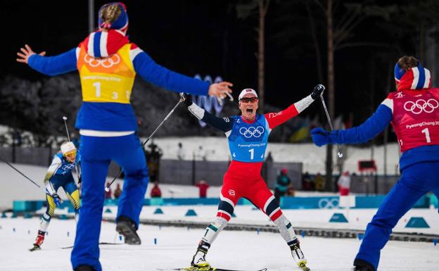 Marit Björgen celebra el bronce. 