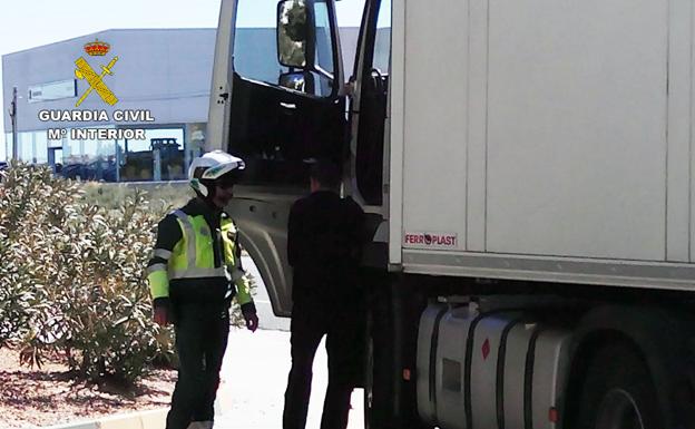 Denunciado un camionero en Ciudad Real por dejar conducir a un niño de 4 años