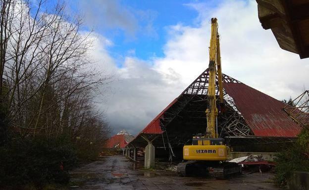 Comienza la demolición de las grandes estructuras del parque de atracciones de Bilbao