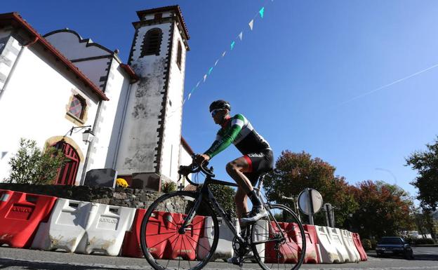 Erloju kontrako etapa izango da Senpere eta Ezpeleta artekoa. Argazkian, Euskadi Murias taldeko Cyril Barthe, iazko urrian, etaparen ibilbidea egin zuenean.