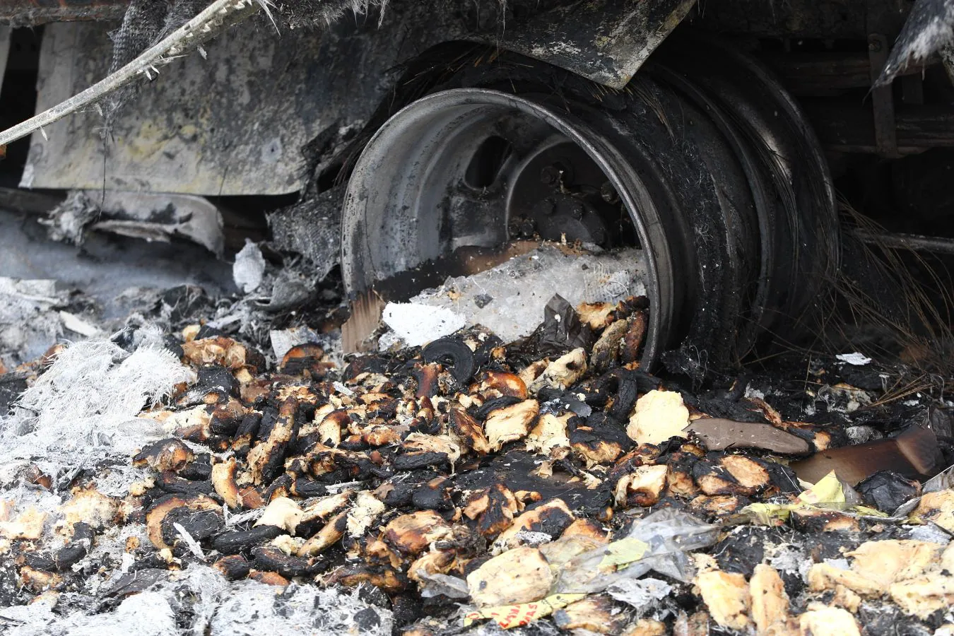 El fuego se ha originado de madrugada en la calle Tomas Garbizu de la localidad