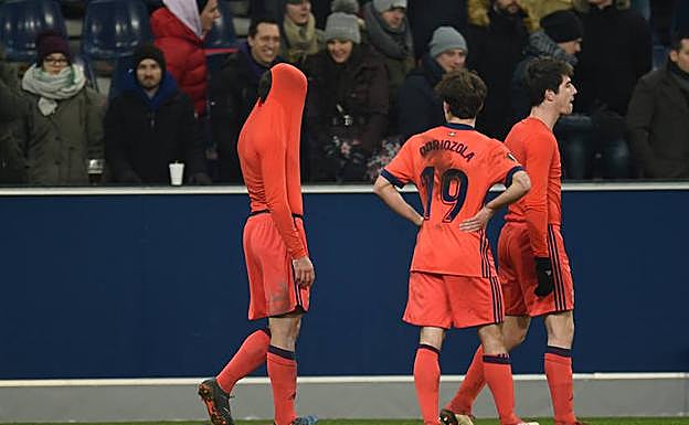 Los jugadores de la Real Sociedad se retiran cabizbajos tras caer eliminados. 