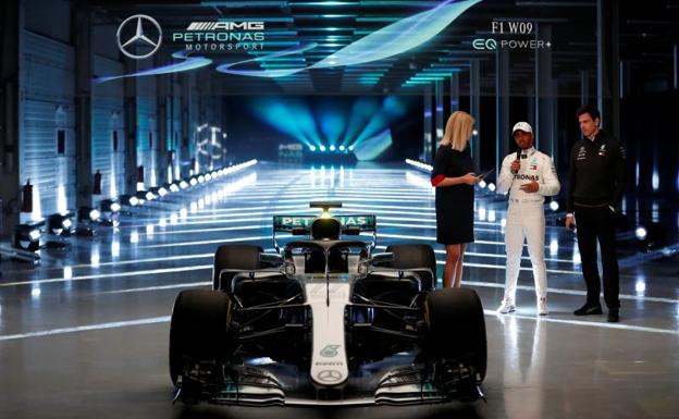 El nuevo W09 de Mercedes, junto a Lewis Hamilton. 