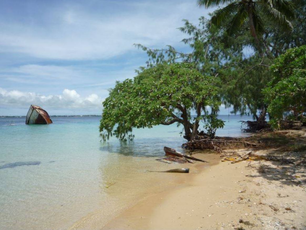 Tonga (Oceanía) | Las islas del Reino de Tonga, que el pasado 2016 fueron visitadas por 61.000 turistas, forman un archipiélago que a veces se conoce como las islas de la Amistad, situado en la zona de Oceanía denominada como la Polinesia Occidental. Los tres grupos más importantes de islas son Tongatapu (donde se encuentra la capital de Tonga, Nuku'alofa), Háapai y Vava'u. Tonga es un buen destino para los amantes de las actividades acuáticas, principalmente la vela y el buceo, aunque también la pesca. En el grupo de islas Vava'u, además de fantásticos paisajes marinos, acantilados y grutas, es posible ver ballenas jorobadas en los meses de junio y julio
