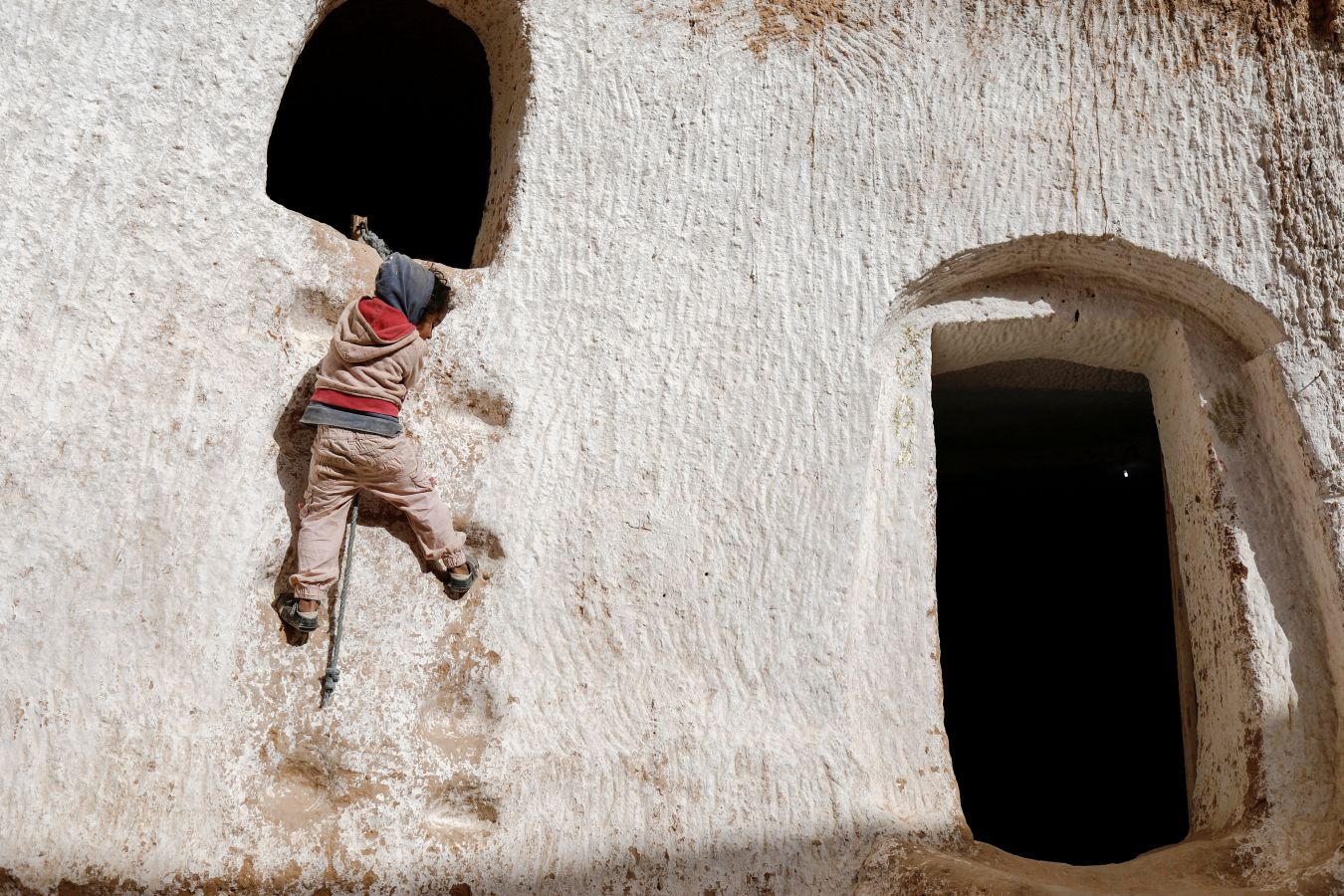 En las afueras de Matmata en Túnez varias familias defienden su hogar tradicional. Son casas construidas excavando en la montaña y un gran reclamo turístico de la zona