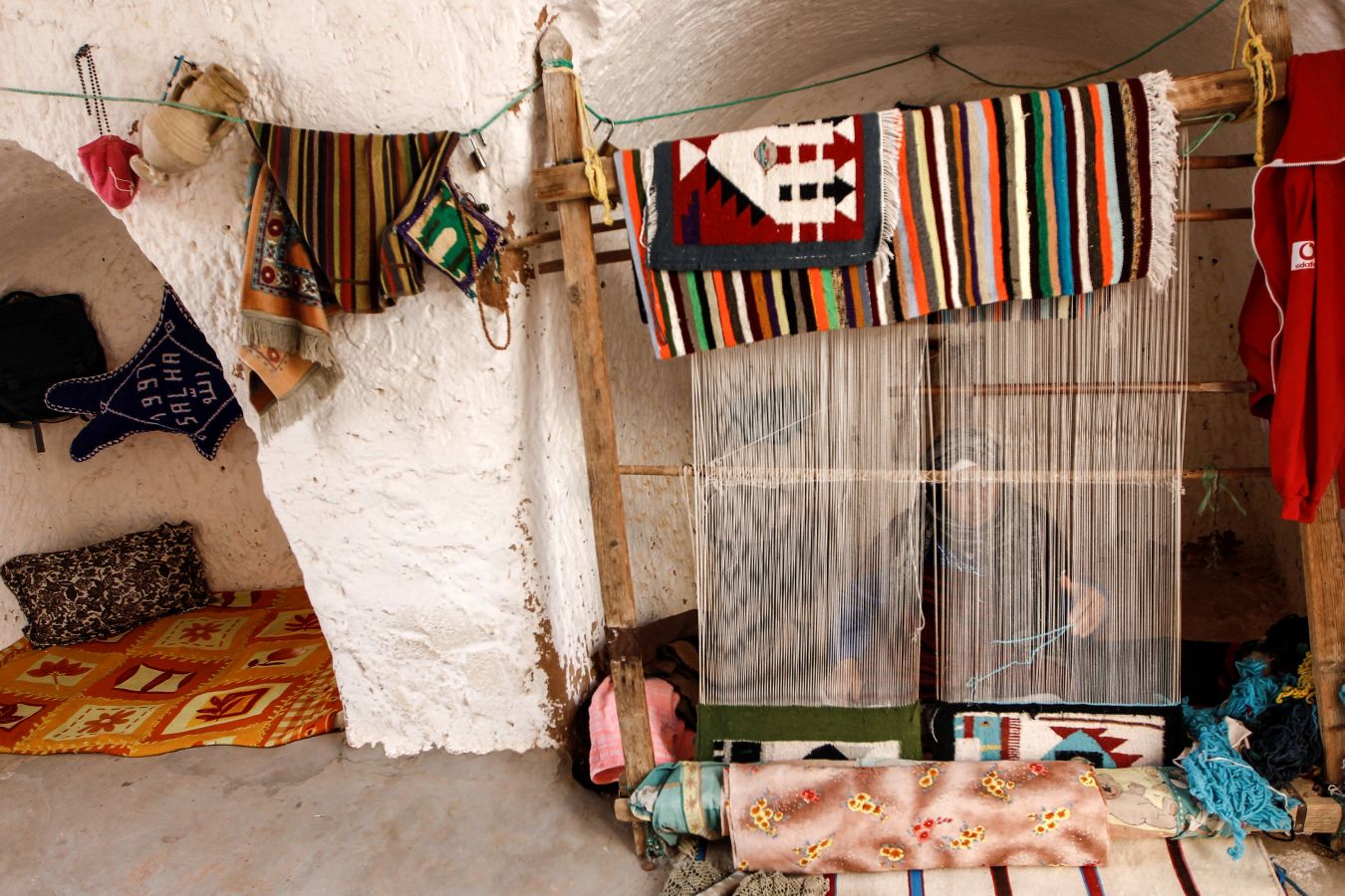 En las afueras de Matmata en Túnez varias familias defienden su hogar tradicional. Son casas construidas excavando en la montaña y un gran reclamo turístico de la zona