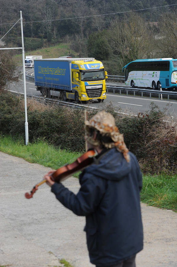 El mendarotarra Joseba Olazabal se ha pasado al otro lado de la autopista para seguir protestando por el ruido que provoca el tráfico 