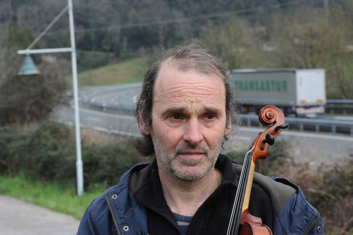 El mendarotarra Joseba Olazabal se ha pasado al otro lado de la autopista para seguir protestando por el ruido que provoca el tráfico 