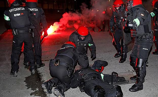 El agente fallecido en el suelo mientras sus compañeros le atienden.