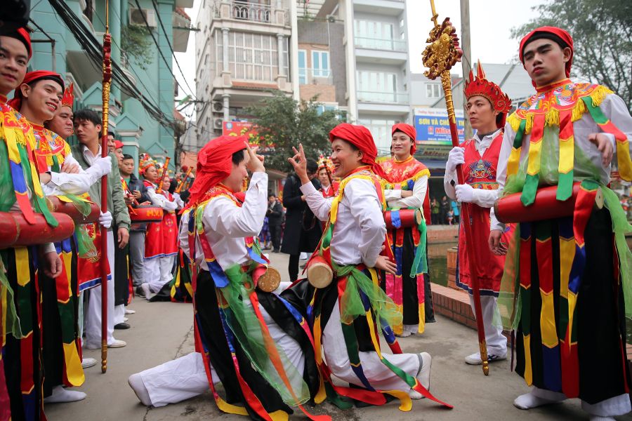 En honor al 'Gran Rey Phung Hung' los ciudadanos de Honoi, Vietnam, celebran nueve días de festividad. Además de bailes tradicionales por las calles de la localidad, la festividad incluye una carrera de barcas dragón por el lago.