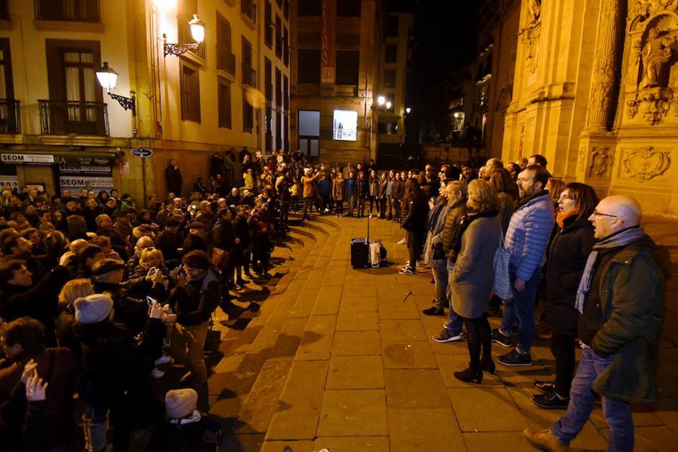 La soprano Ainhoa Garmendia y los cantantes de Opus Lirica improvisan un 'flashmob' junto a la iglesia de Santa María de la Parte Vieja