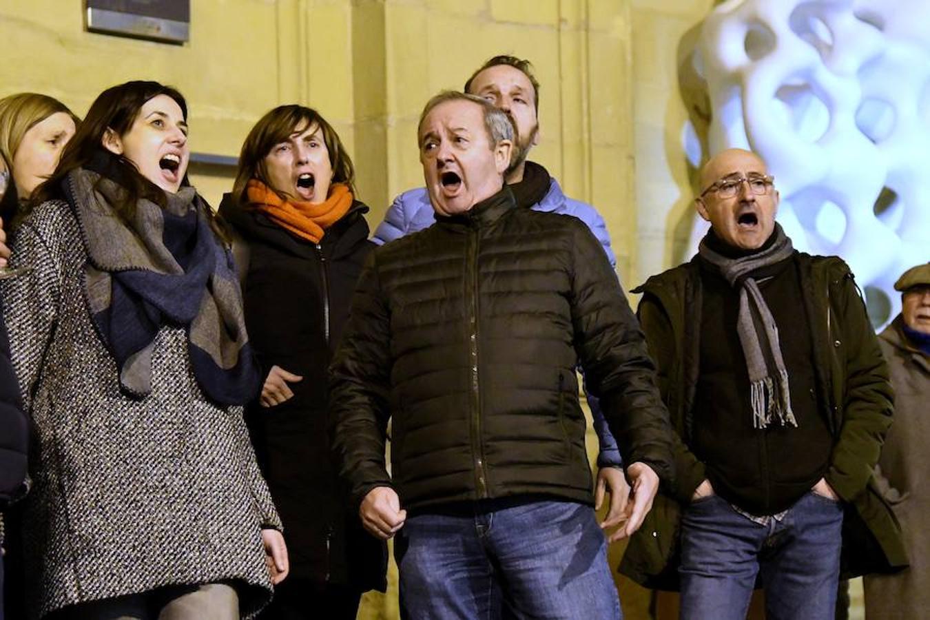 La soprano Ainhoa Garmendia y los cantantes de Opus Lirica improvisan un 'flashmob' junto a la iglesia de Santa María de la Parte Vieja
