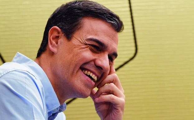 Pedro Sánchez sonríe en un momento de la entrevista.