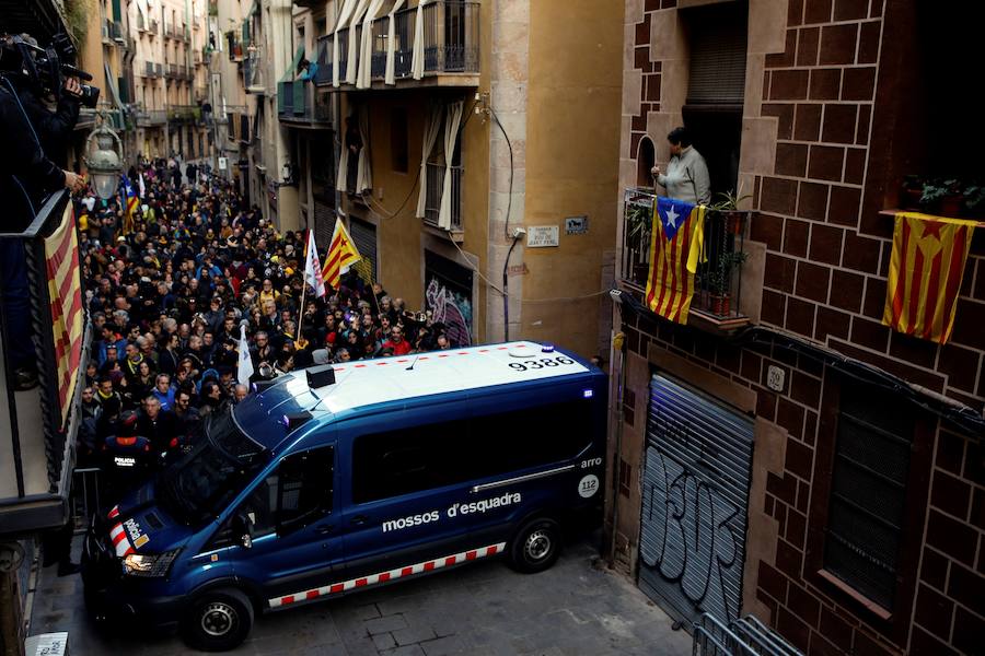 Los Mossos han bloqueado con furgonetas los principales accesos al Palau de la Música de Barcelona, donde está prevista la asistencia de Felipe VI en la cena de bienvenida al Congreso Mundial de Móviles (MWC), para frenar a los manifestantes independentistas, lo que ha generado empujones y algunos rifirrafes.