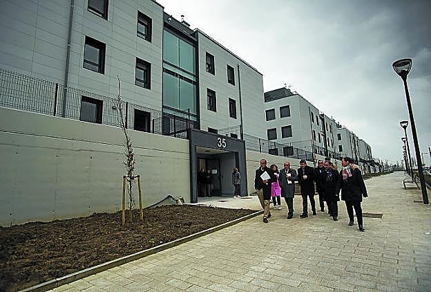 Los representantes públicos junto al bloque en el que están las VPO, en la avenida Elizatxo. 