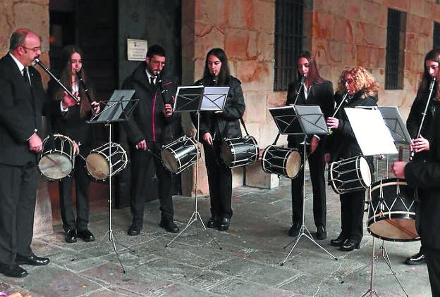 Concierto. Jose Miguel Laskurain, a la derecha, con la formación durante una actuación. 