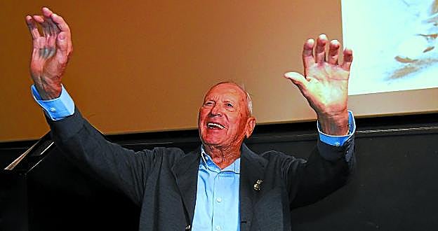 Centenario. Miguel Gallastegi agradece las muestras de cariño de los presentes en el homenaje. Abajo, rodeado de Arretxe, Tolosa, Irribarria, Martínez de Irujo y Bengoetxea VI. A la derecha, Mikel Larrañaga le impone la insignia del Eibar y recibe un obsequio de la sociedad Kerizpe. 