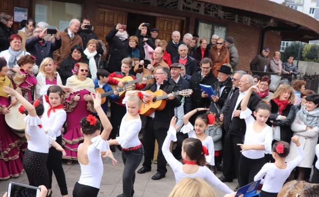 El grupo infantil de Semblante Andaluz bailó en la plaza junto a la iglesia.