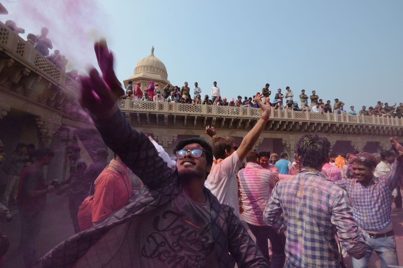 Numerosas localidades de la India celebran el festival Holi de los colores de la primavera