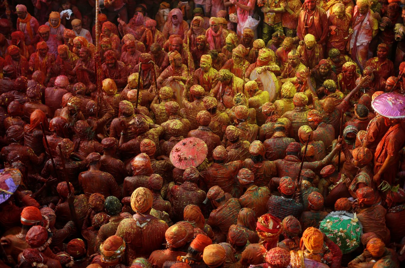 Numerosas localidades de la India celebran el festival Holi de los colores de la primavera