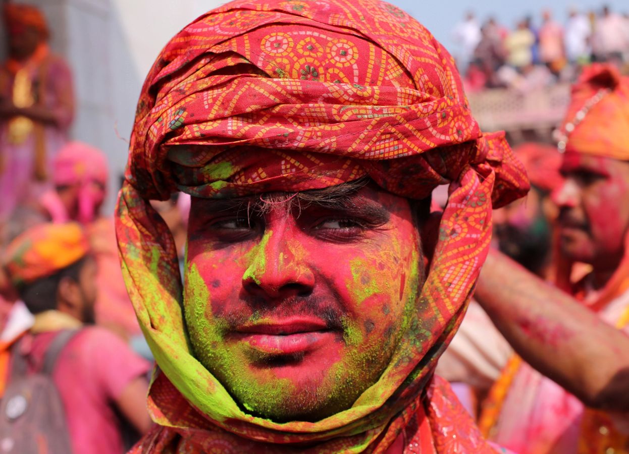 Numerosas localidades de la India celebran el festival Holi de los colores de la primavera