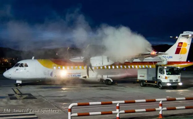 Un avión de Air Nostrum pasando el proceso 'de-icing' en la pista de Hondarribia.
