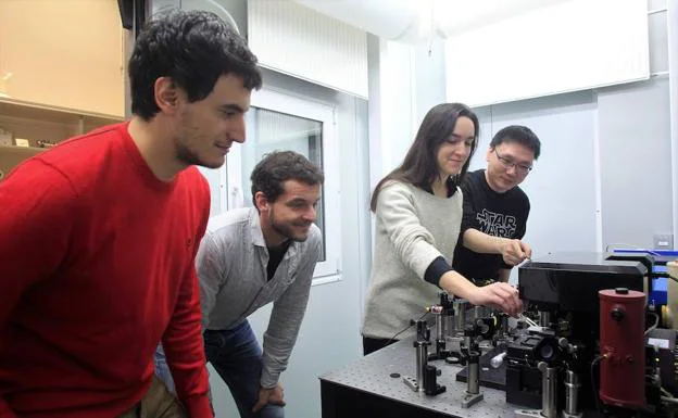 Javier Alfaro, Rainer Hillenbrand, Irene Dolado y Peining Li, en el laboratorio del CIC Nanogune