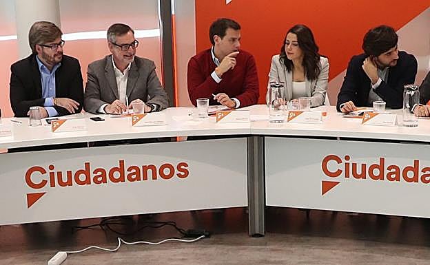 Rivera conversa con Arrimadas hoy en la Ejecutiva Nacional de Ciudadanos. 