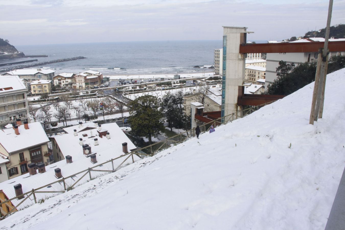 Fotos: Deba amanece nevada